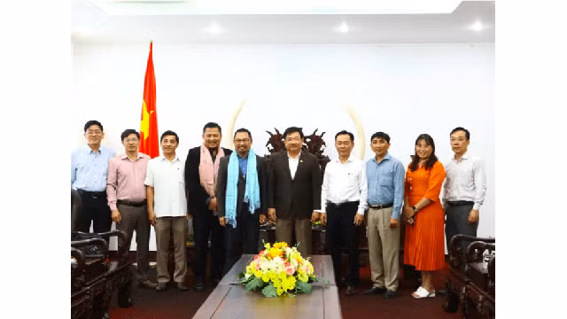 Le docteur Nasir Latif, président du groupe AeroAsia Holding (5e de gauche à droite) et la délégation de la province de Binh Thuân. Photo : baodautu.vn