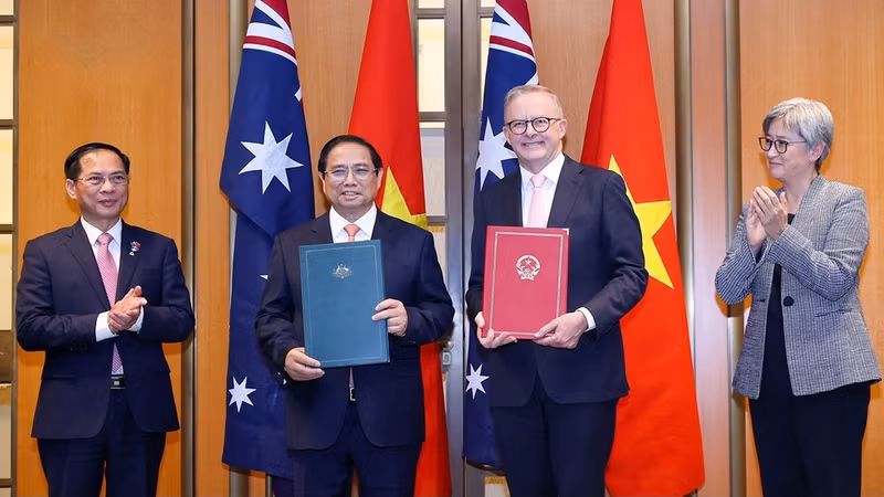 Le Premier ministre vietnamien Pham Minh Chinh (2e à partir de la gauche) et le Premier ministre australien Anthony Albanese (3e à partir de la gauche) après avoir signé un accord pour élever leurs relations au niveau de partenariat stratégique intégral. Photo : VOV.