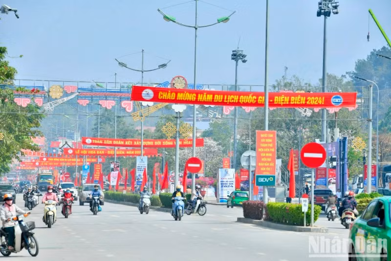 Les rues de Diên Biên Phu sont décorées de drapeaux et de fleurs pour accueillir l’Année nationale du tourisme de Diên Biên 2024. Photo : nhandan.vn 
