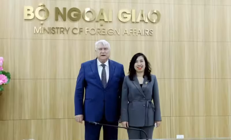 La vice-ministre des Affaires étrangères Lê Thi Thu Hang (à droite) et le vice-gouverneur de la province de Kalouga, Fédération de Russie, V.V. Potemkin. Photo: baoquocte