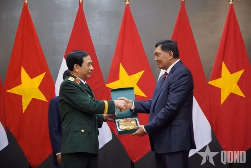 Le ministre de la Défense, Phan Van Giang (gauche) rencontre son homologue indonésien, Sjafrie Sjamsoeddin. Photo : qdnd.vn