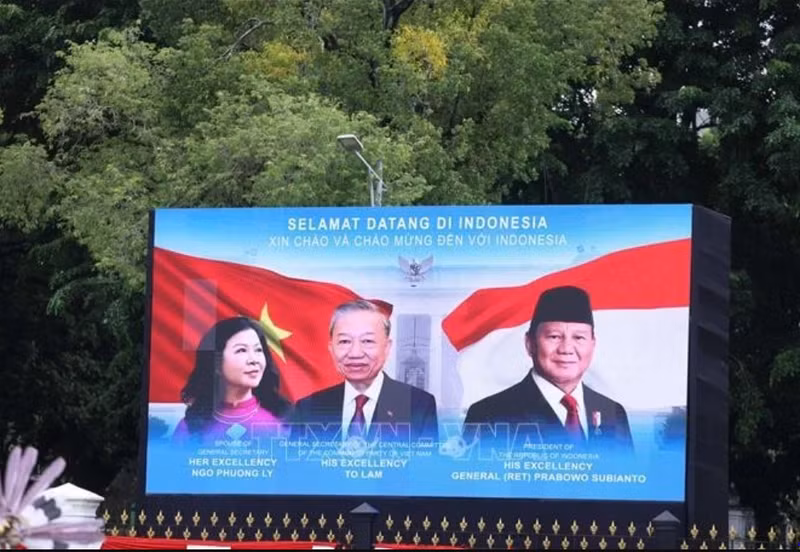 Le secrétaire général du Parti communiste du Vietnam Tô Lâm et son épouse effectuent une visite officielle en Indonésie. Photo : VNA.