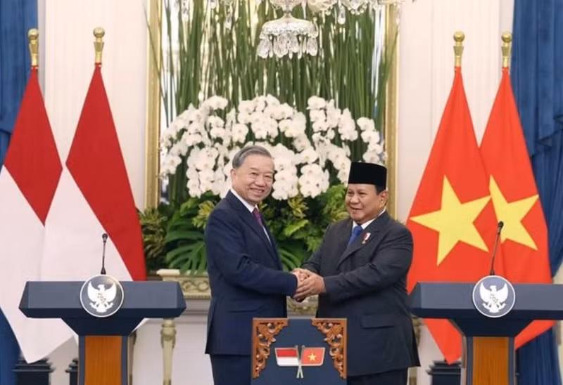 Le secrétaire général du PCV Tô Lâm (gauche) et le président d’Indonésie, Prabowo Subianto. Photo : VNA.