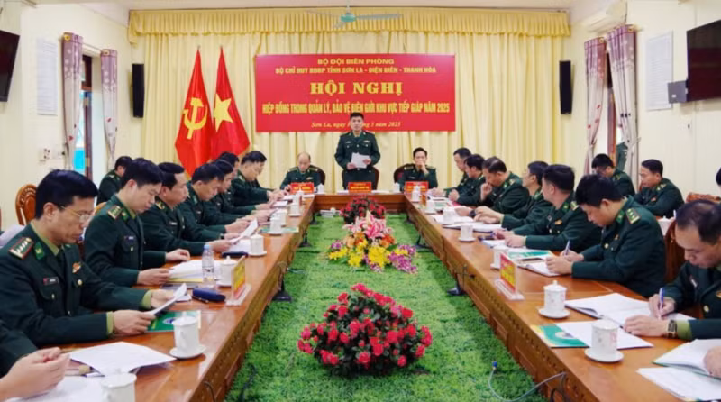 Lors de la conférence des Commandements des garde-frontières des 3 provinces que sont Thanh Hoa, Son La et Dien Bien pour mettre en œuvre efficacement plusieurs contenus de la coordination dans la gestion et la protection de la frontière. Photo : Fanpaga du Commandement des garde-frontières de Thanh Hóa