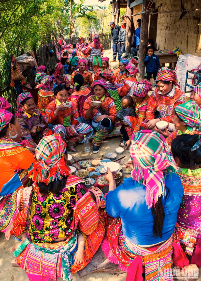 Et pour clore les travaux, un repas festif est organisé pour remercier les gens qui ont contribué à l’ouvrage, symbole fort de la solidarité et de l’esprit communautaire des H’Mông. Photo: nhandan.vn