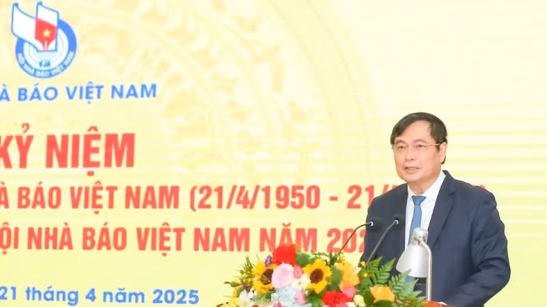 Le vice-président de la Commission centrale de la propagande et de la mobilisation de masse, Phan Xuân Thuy, prend la parole lors de l'événement. Photo : nhandan.vn Le vice-président de la Commission centrale de la propagande et de la mobilisation de masse, Phan Xuân Thuy, prend la parole lors de l'événement. Photo : nhandan.vn