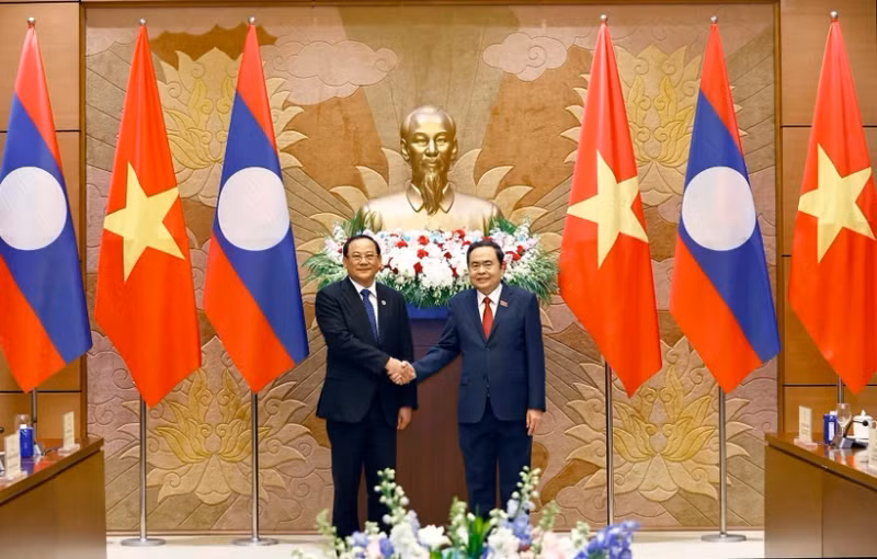 Le président de l'Assemblée nationale (AN) du Vietnam, Tran Thanh Man (à droite) et le Premier ministre lao, Sonexay Siphandone. Photo : VNA.