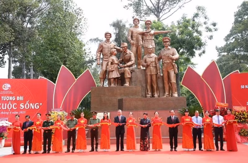 Le secrétaire général Tô Lâm et des dirigeants à la cérémonie d'inauguration du monument. Photo : cand.com.vn