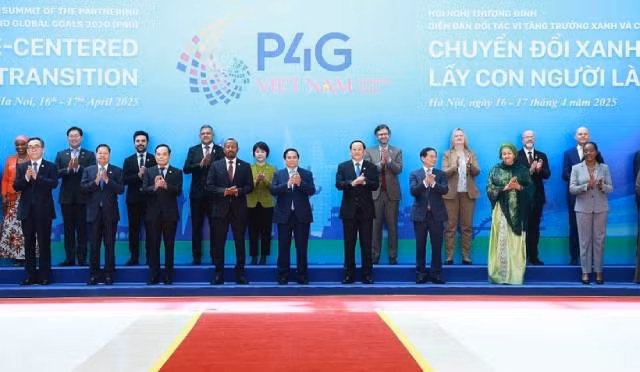 Le Premier ministre vietnamien Pham Minh Chinh et les délégués au 4e Sommet du Partenariat pour la croissance verte et les objectifs mondiaux (P4G). Photo : VNA.
