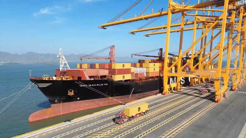 Le premier navire commercial a accosté aux quai n°3 et 4 du port international TIL de Hai Phong. Photo : nhandan.vn 