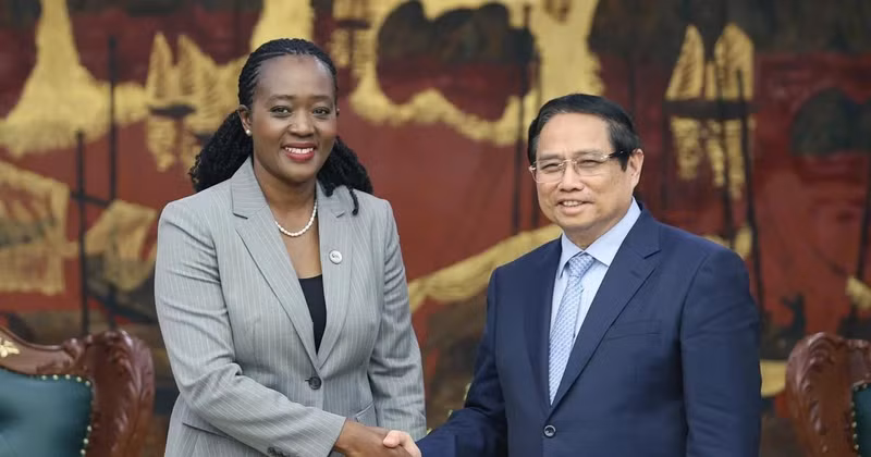 Le Premier ministre Pham Minh Chinh et le secrétaire d'État kényan à la Défense, Soipan Tuya. Photo : VNA.