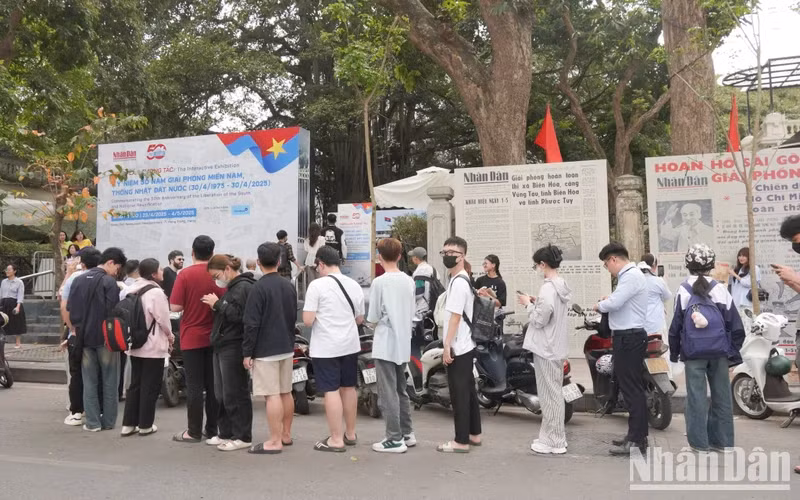 Les visiteurs attendent pour découvrir l’exposition interactive célébrant les 50 ans de la Libération du Sud et de la Réunification nationale, organisée par le Journal Nhân Dân. Photo : nhandan.vn