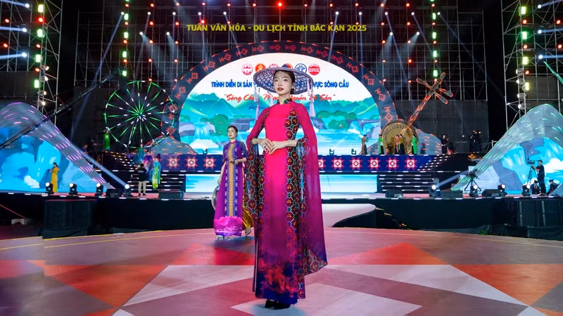 Un modèle de la collection de brocarts des ethnies minoritaires: Photo : La créatrice de mode Vu Thao Giang. 