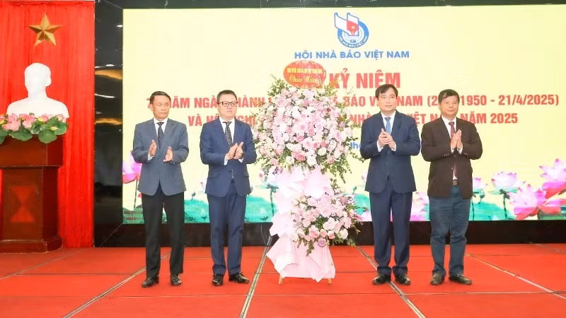 Les dirigeants de la Commission centrale de la propagande et de la mobilisation de masse ont offert une corbeille de fleurs pour féliciter l’Association des Journalistes du Vietnam à l’occasion de son 75e anniversaire. Photo : nhandan.vn