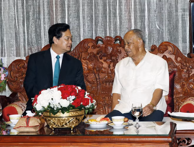 Le Premier ministre vietnamien Nguyen Tan Dung (gauche) a rendu visite au camarade Khamtay Siphandone lors de sa visite de travail au Laos, le 14 septembre 2015. Photo : VNA.