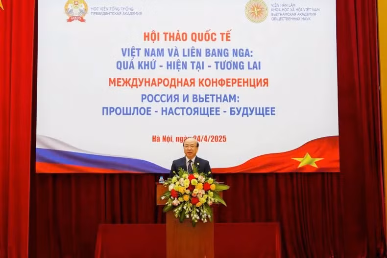 Le docteur Phan Chi Hiêu, président de l’Académie des sciences sociales du Vietnam, s'exprime lors de l'ouverture de l'événement. Photo : nhandan.vn