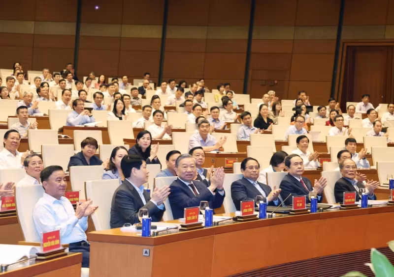 Des dirigeants et anciens dirigeants du Parti et de l’État à la conférence. Photo : VNA.