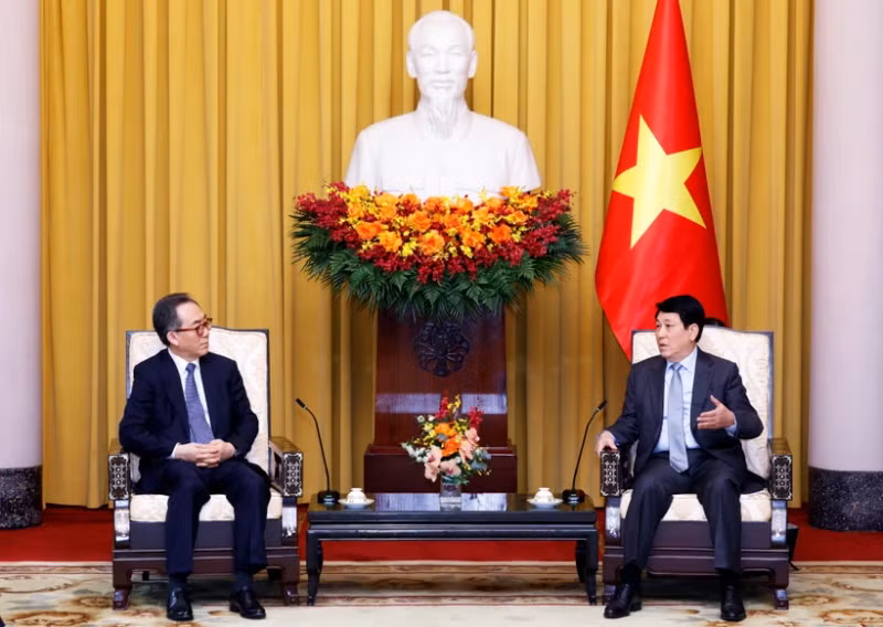 Le président Luong Cuong (droite) et le ministre sud-coréen des Affaires étrangères Cho Tae-yul à Hanoï. Photo : VNA. 