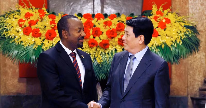 Le président de l'État, Luong Cuong (droite) et le Premier ministre éthiopien, Abiy Ahmed Ali, en visite officielle au Vietnam et participant au 4e Sommet du P4G. Photo : VNA 