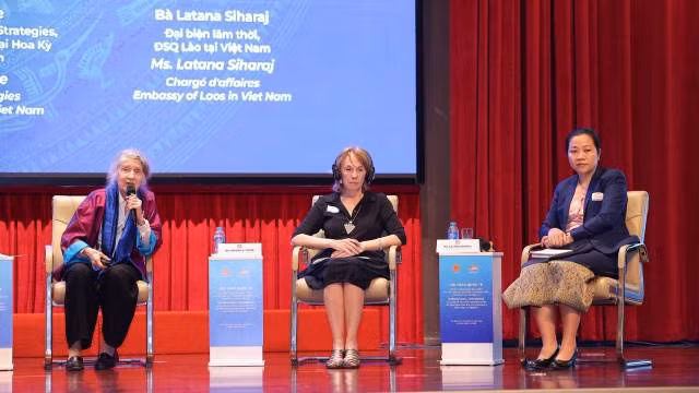 De gauche à droite : l'écrivaine américaine Lady Borton ; Mme Virginia B. Foote, vice-présidente de la Chambre de commerce des États-Unis au Vietnam ; Mme Latana Siharaj, ambassadrice adjointe du Laos au Vietnam. Photo : nhandan,.vn De gauche à droite : l'écrivaine américaine Lady Borton ; Mme Virginia B. Foote, vice-présidente de la Chambre de commerce des États-Unis au Vietnam ; Mme Latana Siharaj, ambassadrice adjointe du Laos au Vietnam. Photo : nhandan,.vn