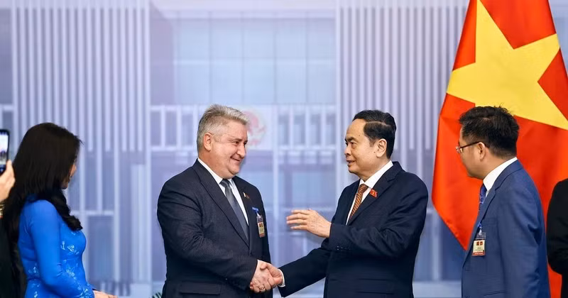 Le président de l’Assemblée nationale (AN) Trân Thanh Mân (droite) et Ipatau Vadzim, vice-président de la Chambre basse de Biélorussie. Photo : VNA. 
