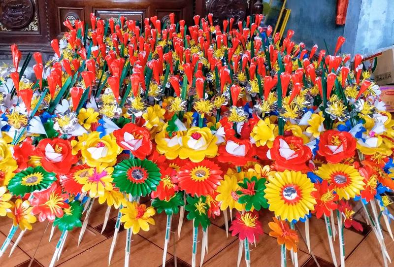 La beauté des fleurs en papier du village artisanal de Thanh Tiên de la ville de Huê. Photo : tcdulichtphcm.vn 