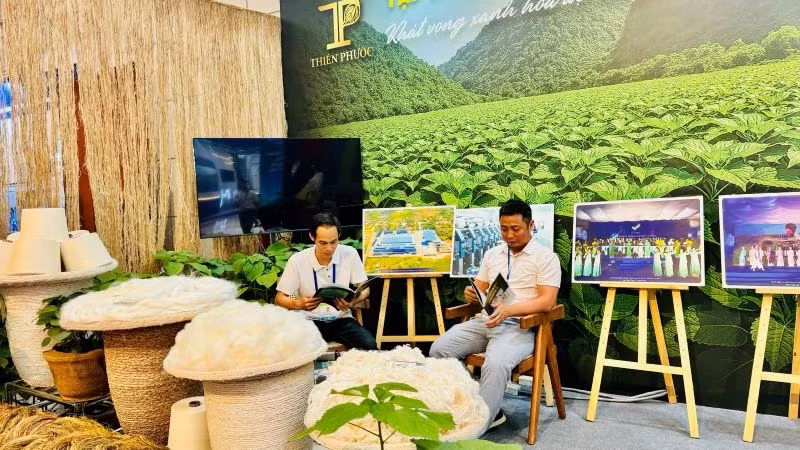  Le modèle de production verte et respectueuse de l’environnement du Vietnam exposé dans le cadre du Sommet P4G 2025. Photo : nhandan.vn