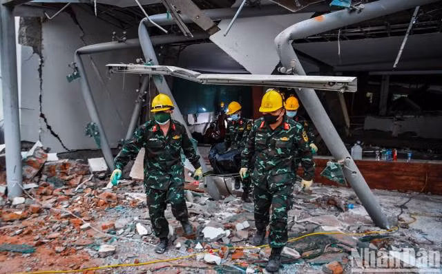Le 2 avril, notre équipe de secours et de sauvetage a retrouvé six corps sous les décombres de l'hôpital Ottara Thiri, dans la capitale Naypyidaw du Myanmar. Photo : nhandan.vn Le 2 avril, notre équipe de secours et de sauvetage a retrouvé six corps sous les décombres de l'hôpital Ottara Thiri, dans la capitale Naypyidaw du Myanmar. Photo : nhandan.vn
