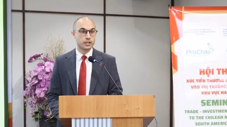 Pablo Arancibia Salazar, représentant de ProChile, prend la parole lors de l'événement. Photo: nhandan.Vn Pablo Arancibia Salazar, représentant de ProChile, prend la parole lors de l'événement. Photo: nhandan.Vn