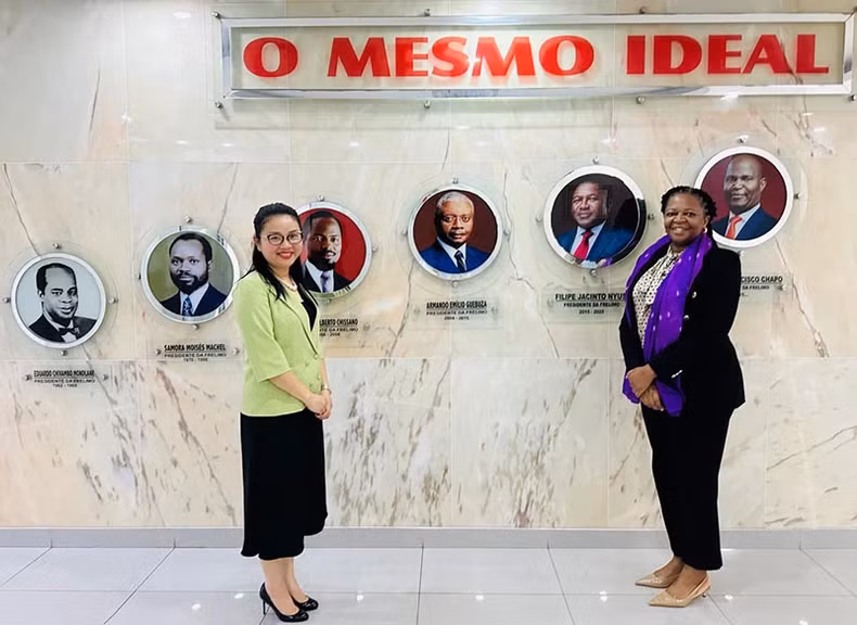 L'ambassadrice Trân Thi Thu Thin et Mme Ludmila Mwaa Rafael Maguni, secrétaire chargée des relations extérieures du Comité central du Front de libération du Mozambique (FRELIMO), lors d'une séance de travail. Photo : Ambassade du Vietnam au Mozambique