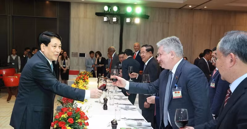 Le président Luong Cuong (à gauche) donne un banquet en l’honneur des chefs de délégations étrangères pour le 50e anniversaire de la réunification. Photo : VNA.