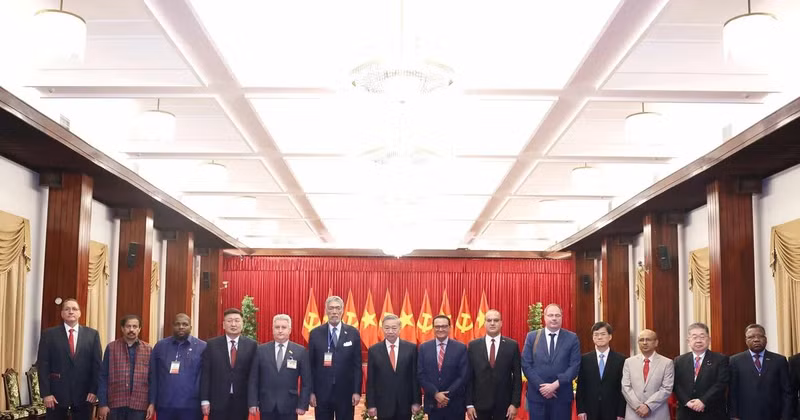 Le leader du PCV reçoit les dirigeants des Partis politiques participant aux célébrations de l'anniversaire de la réunification. Photo : VNA.