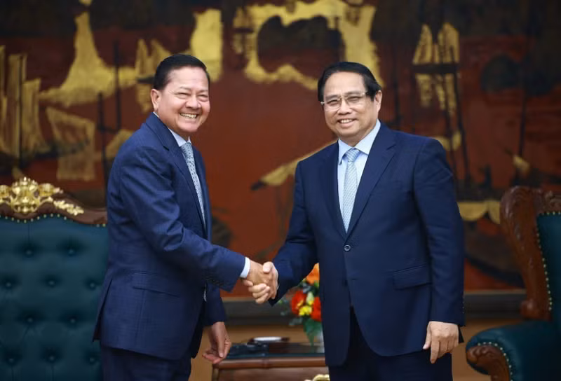 Le Premier ministre Pham Minh Chinh (à droite) et le vice-Premier ministre cambodgien Neth Savoeun. Photo : VNA.