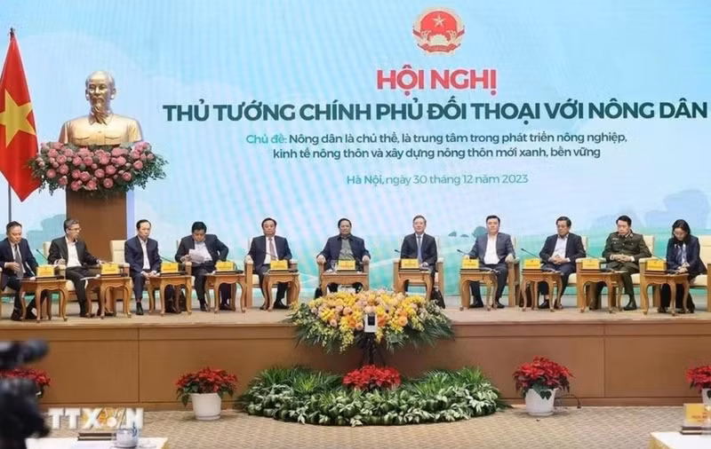 Le Premier ministre Pham Minh Chinh (au centre) préside le dialogue avec les agriculteurs en 2023 Photo : VNA.