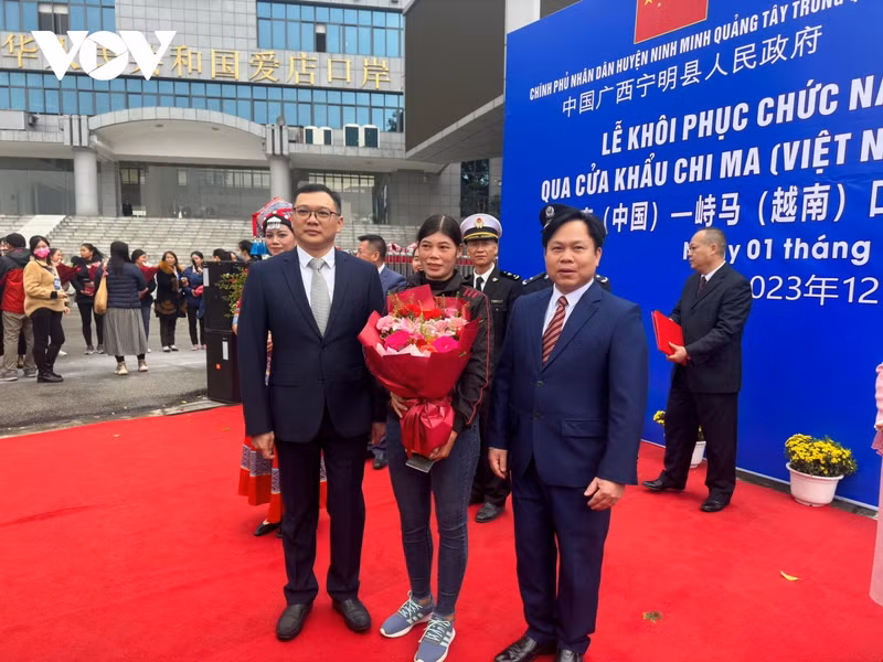 Les touristes à la une paire de portes frontalières Chi Ma (Vietnam) - Ai Diem (Chine). Photo : VOV