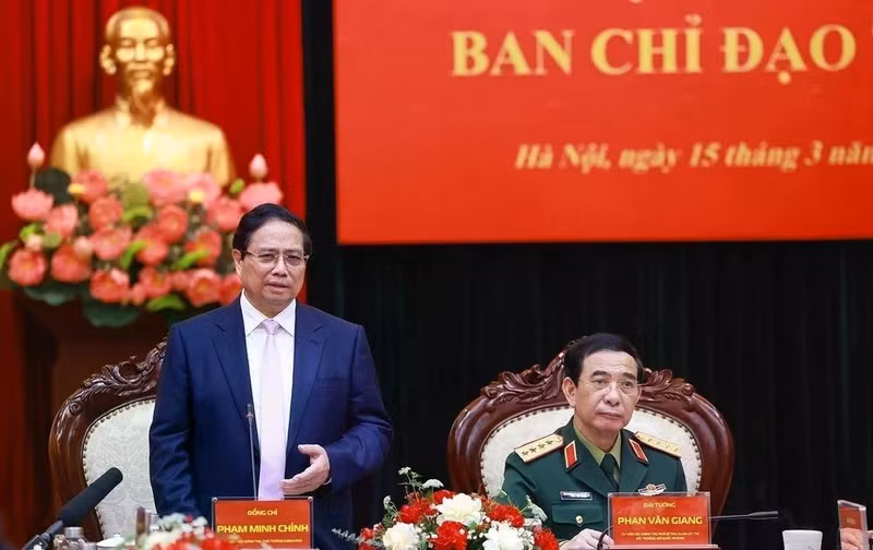 Le Premier ministre Pham Minh Chinh (debout) travaille avec le Groupe de l’industrie et des télécommunications de l’Armée (Viettel). Photo : VNA.