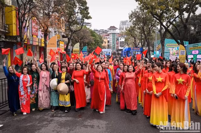 Le défilé a rassemblé plus de 1 000 femmes. Photo : nhandan.vn