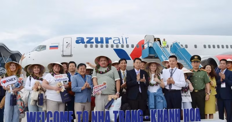 Un vol charter amène des touristes russes à Nha Trang. Photo : VNA.