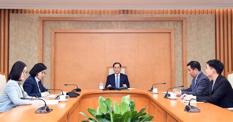 Le vice-Premier ministre et ministre des Affaires étrangères (AE) du Vietnam, Bui Thanh Son, a eu une conversation téléphonique avec le ministre turc des AE, Hakan Fidan. Photo : VNA.