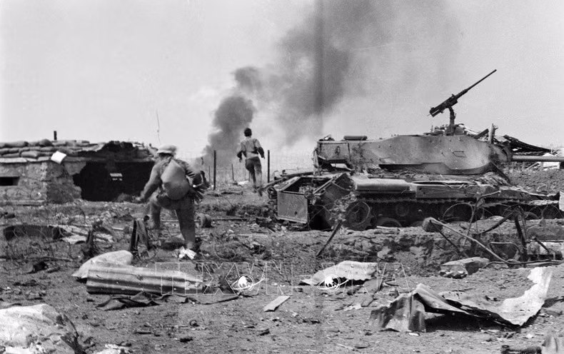 Les forces de libération interceptent et détruisent les véhicules des soldats de l’armée sud-vietnamienne du 2e corps d'armée en retraite sur la route 7, de Cheo Reo à Phu Bôn. Photo : VNA.