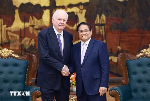 Le Premier ministre Pham Minh Chinh (à droite) et le professeur Thomas Vallely, conseiller principal sur le Vietnam à l’Institut de l’Asie du Sud-Est de l’université Columbia (États-Unis). Photo : VNA.