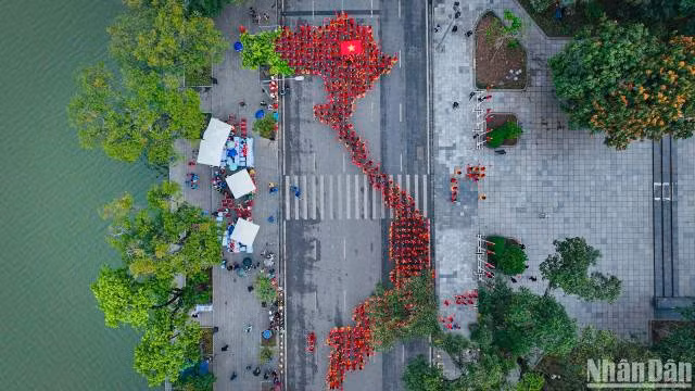 Plus de 1 000 femmes en ao dài forment la carte du Vietnam. Photo : nhandan.vn