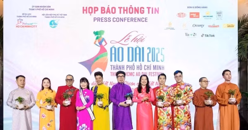 La 11e Fête de l'ao dài (tunique traditionnelle vietnamienne) de Ho Chi Minh-Ville 2025 se déroule du 1er au 9 mars,. Photo : VNA. 