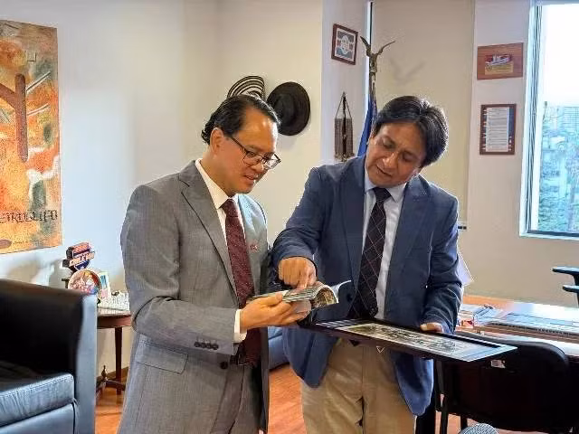 L'ambassadeur du Vietnam au Chili Nguyên Viêt Cuong (à gauche) et le gouverneur Ricardo Heriberto Díaz Cortés (à droite) Photo : baoquocte.vn