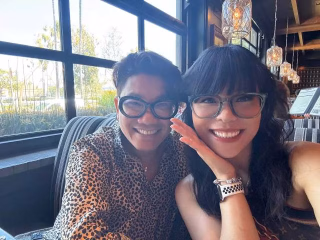 La jeune réalisatrice passionnée et talentueuse résidant au Royaume-Uni, Hân Lê (à droite) et le créateur de mode américano-vietnamien, Thai Nguyên (à gauche). Photo : baoquocte.vn