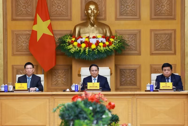 Le Premier ministre vietnamien, Pham Minh Chinh (au milieu) préside une rencontre avec des représentants des entreprises européennes. Photo : VNA.