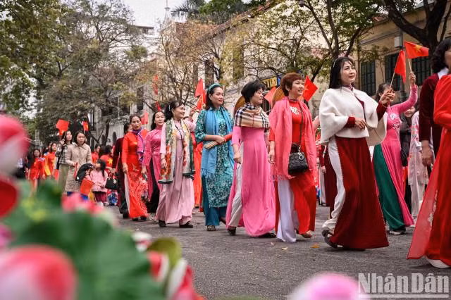 Cet événement s’inscrit également dans le cadre de la « Semaine de l’ao dài », une initiative lancée à l’échelle nationale par l’Union des femmes vietnamiennes. Photo : nhandan.vn