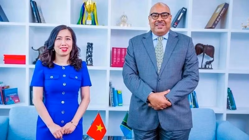 La vice-ministre des Affaires étrangères (AE) Lê Thi Thu Hang et le ministre des Affaires étrangères et de la Coopération de la République-Unie de Tanzanie, Mahmoud Thabit Kombo.