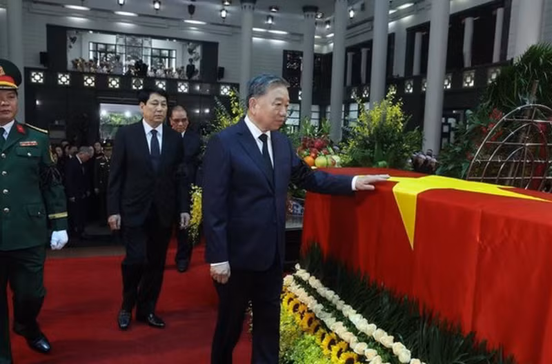 La délégation du Comité central du Parti, dirigée par le secrétaire général To Lam, rend hommage à l'ancien président Tran Duc Luong. Photo : VNA. La délégation du Comité central du Parti, dirigée par le secrétaire général To Lam, rend hommage à l'ancien président Tran Duc Luong. Photo : VNA.