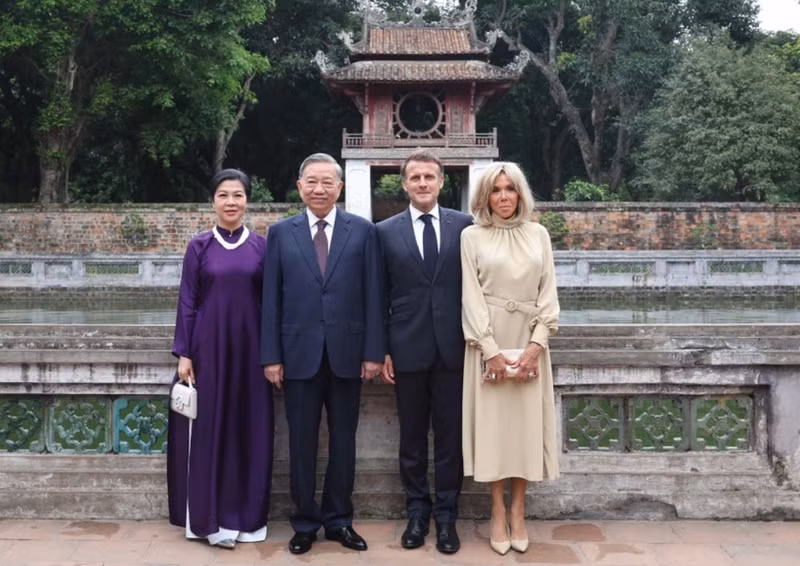 Le secrétaire général du Parti, To Lam, et son épouse Ngo Phuong Ly, le président français, Emmanuel Macron, et son épouse Brigitte Macron, au Temple de la Littérature – Quoc Tu Giam. Photo : VNA.